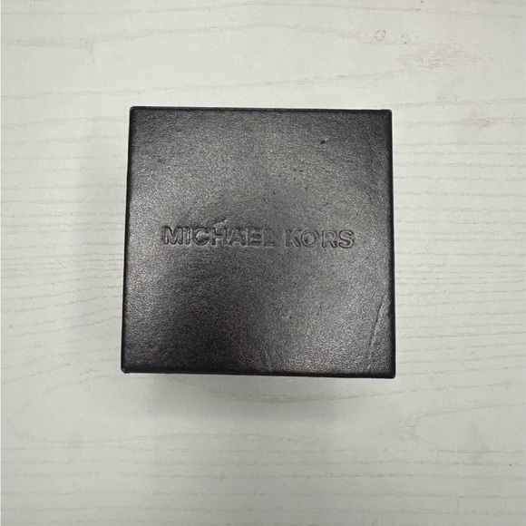 Elegant Michael Kors Watch - Picture 6 of 6